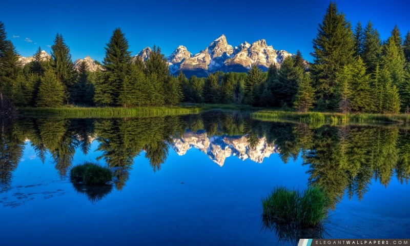 Montagnes reflétant dans un lac calme bleu, Arrière-plans HD à télécharger