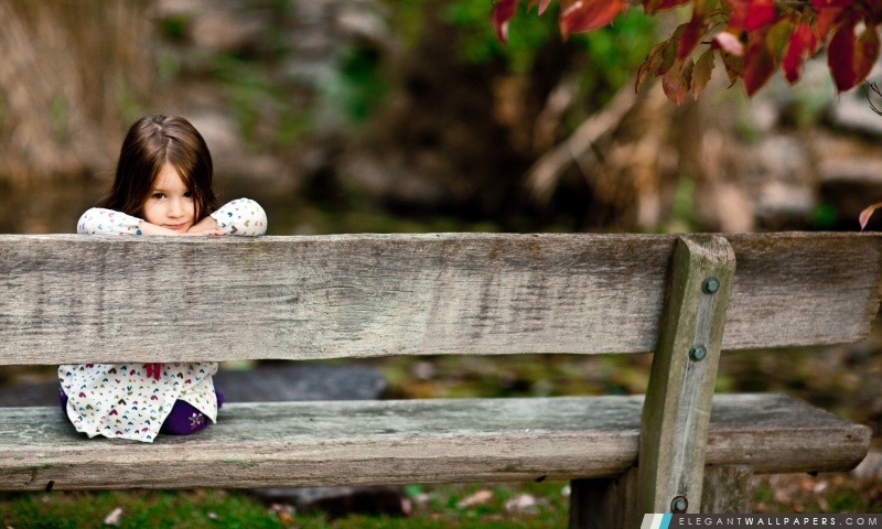 Enfant assis sur un banc, Arrière-plans HD à télécharger