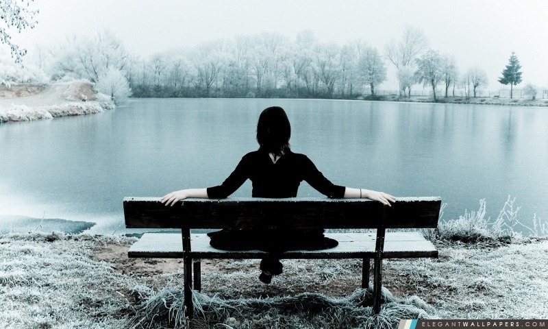 Femme assise seule sur un banc, Arrière-plans HD à télécharger